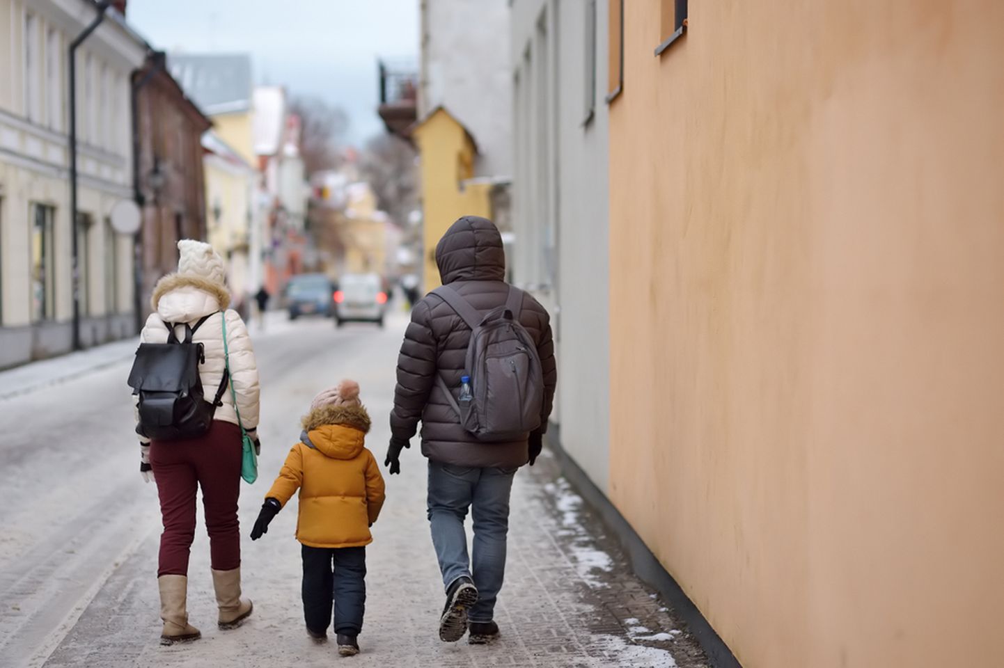 Семья гуляет по Таллинну. Фото иллюстративное.