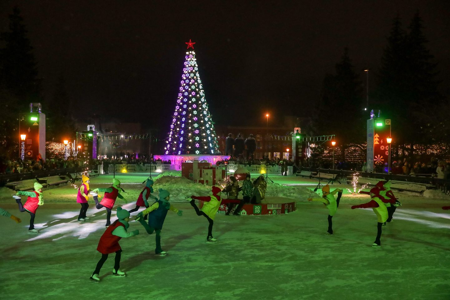 Tänavune Novosibirski jõulukuusk ja liuväli, mis on pealtvaates omapärase kujuga.
