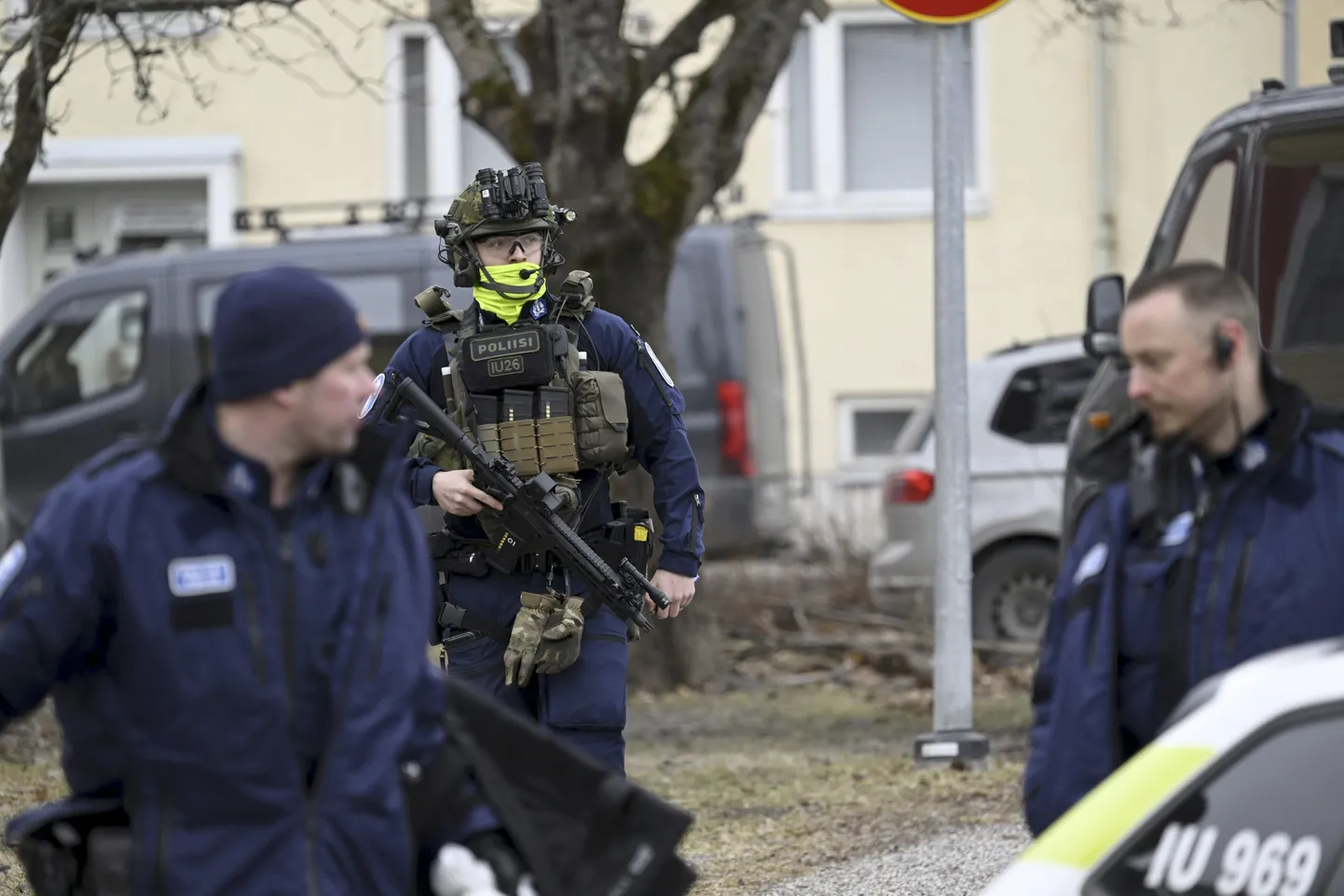 Soomes Vantaas Viertola kooli Jokiranta õppehoones leidis 2. aprillil 2024 aset tulistamine. Kinnipeetud kahtlusalune on selle kooli kuuenda klassi 12-aastane õpilane. Ta tappis ühe kaasõpilase ja haavas kaht. Nende seisund on raske ja nad on haiglaravil. Pildil politseinikud sündmuskohal.