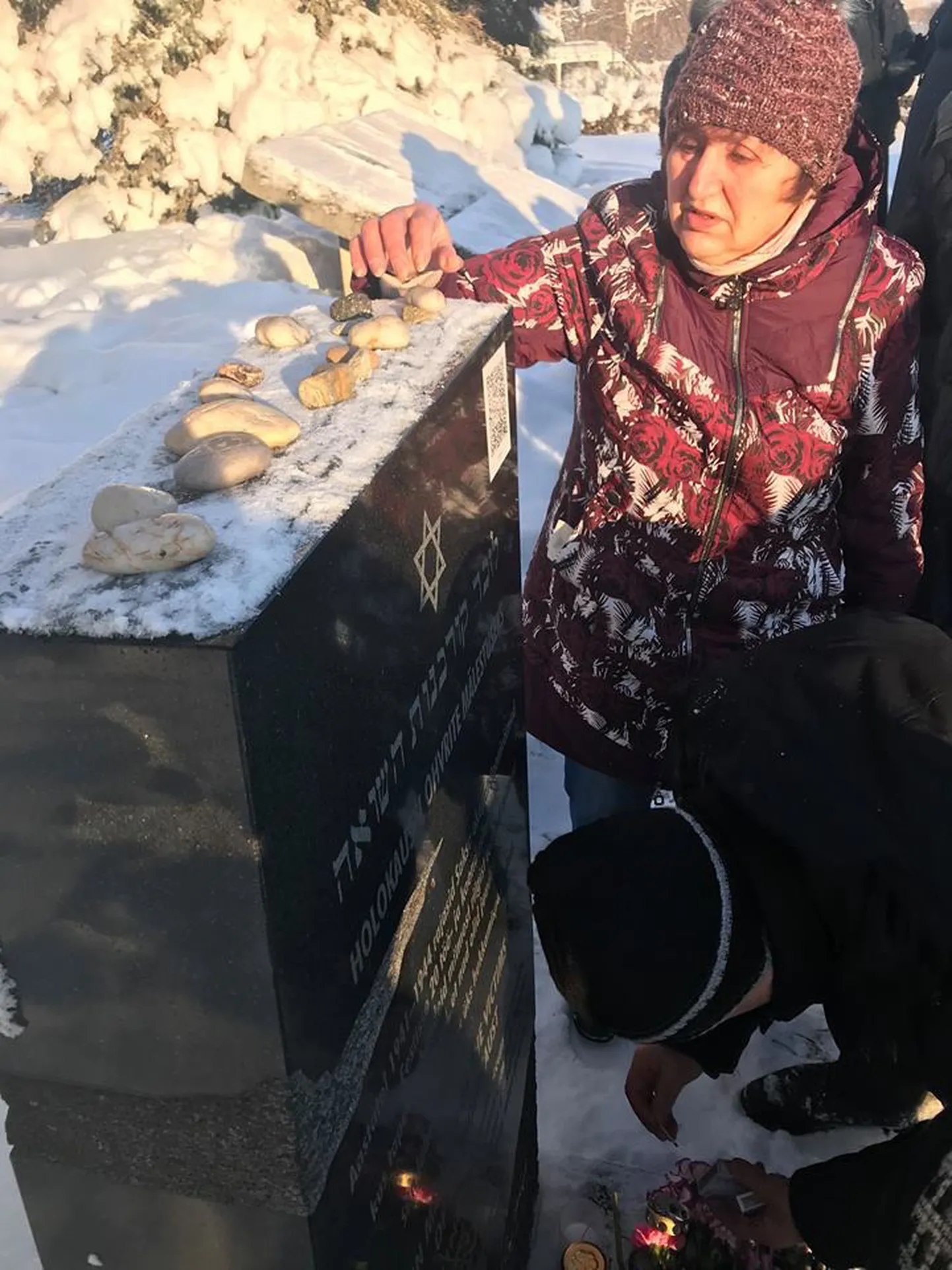 Igal aastal kogunetakse Kiviõli tuhamäe jalamile holokausti ohvreid mälestama.