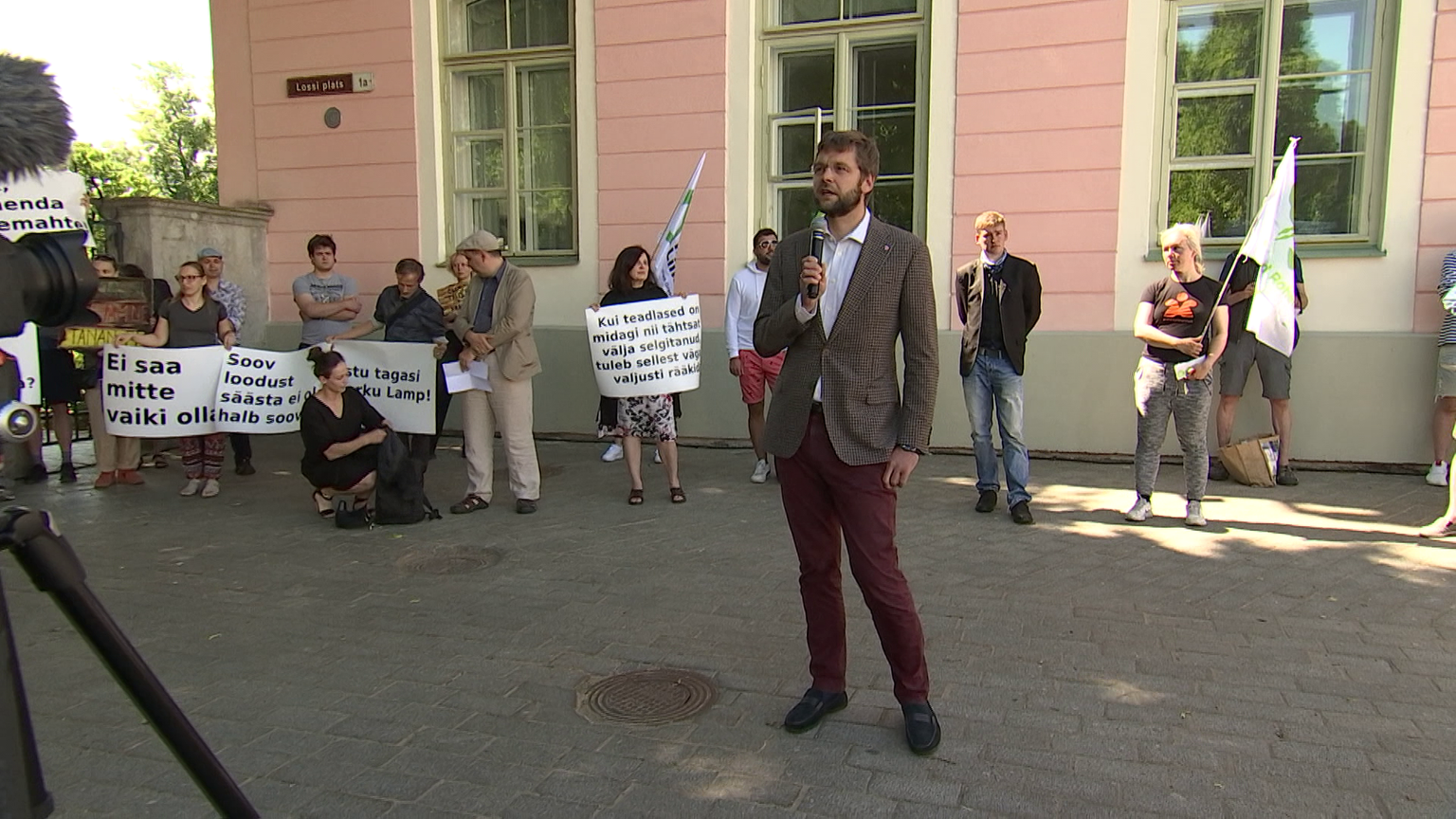 Jevgeni Ossinovski suvisel kliimaaktivistide meeleavaldusel Toompea lossi ees.