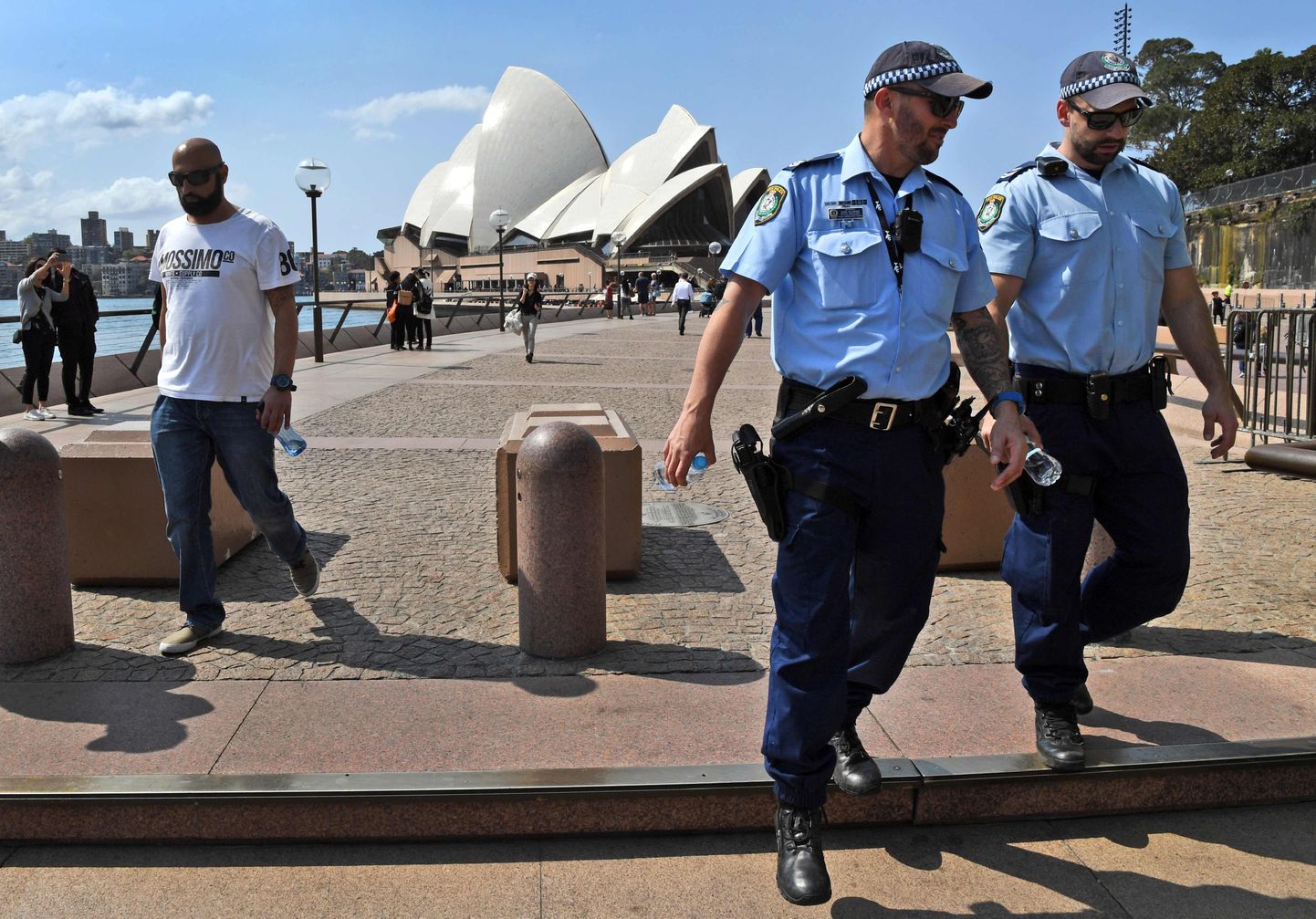Politseinikud Sydney ooperimaja lähedal.