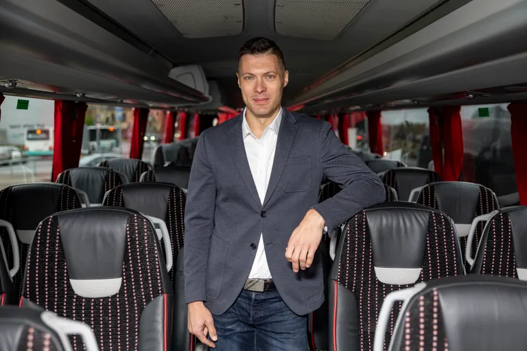 Коммерческий директор Lux Express Эстония Ингмар Роос в салоне одного их автобусов своей компании, Таллинн, ноябрь 2023 года.