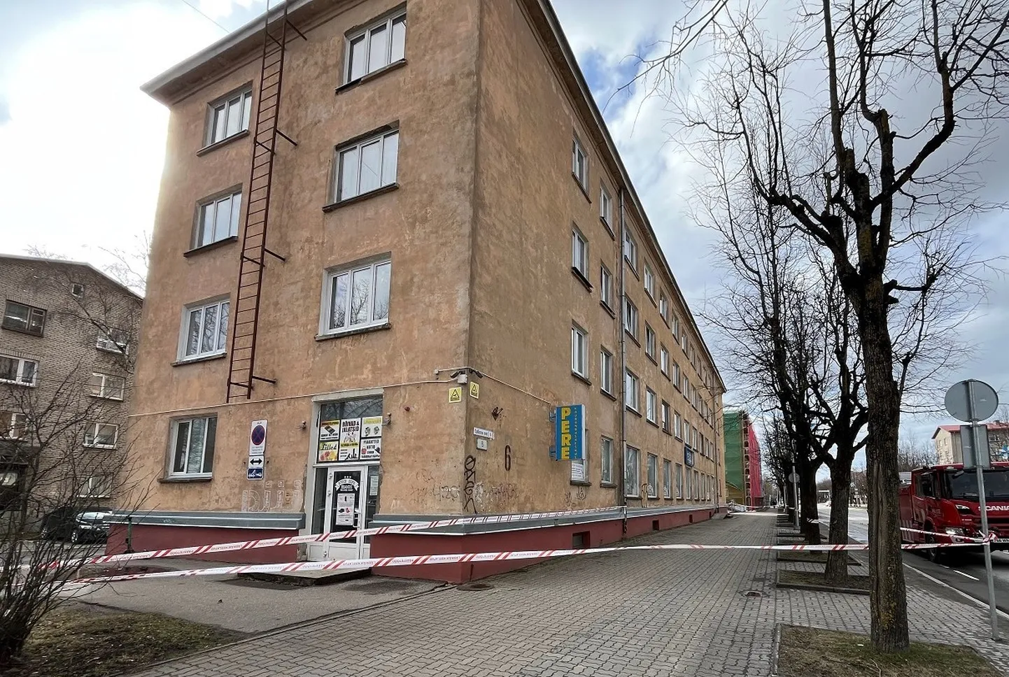 Огороженный тротуар перед поврежденным ветром многоквартирным домом на Таллиннском шоссе в Нарве.