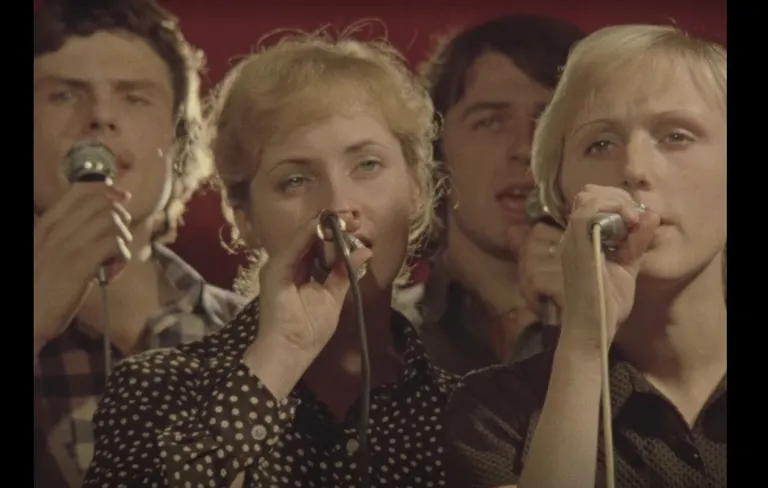Grupa "Sīpoli" muzicē Arvīda Krieva filmā "Uz saulaino tāli" (1978).