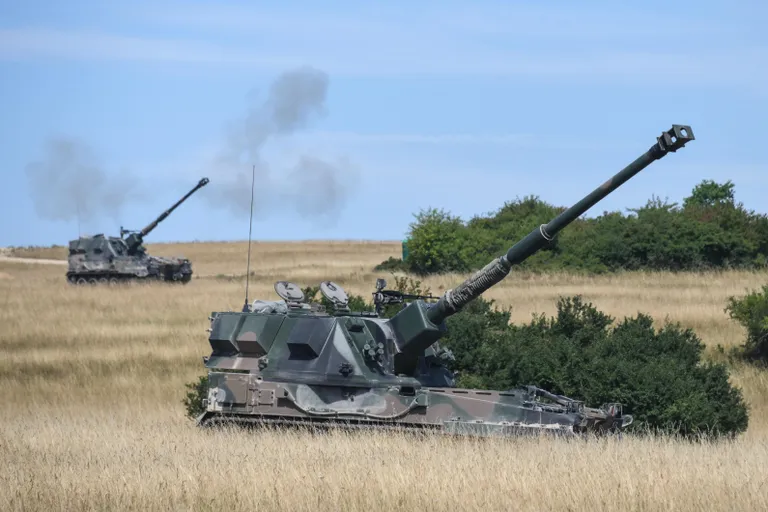 Poola 5. suurtükiväebrigaadi 155 mm iseliikuvad haubitsad AHS Krab õppusel Dynamic Front 22 Grafenwoehri polügoonil Saksamaal.