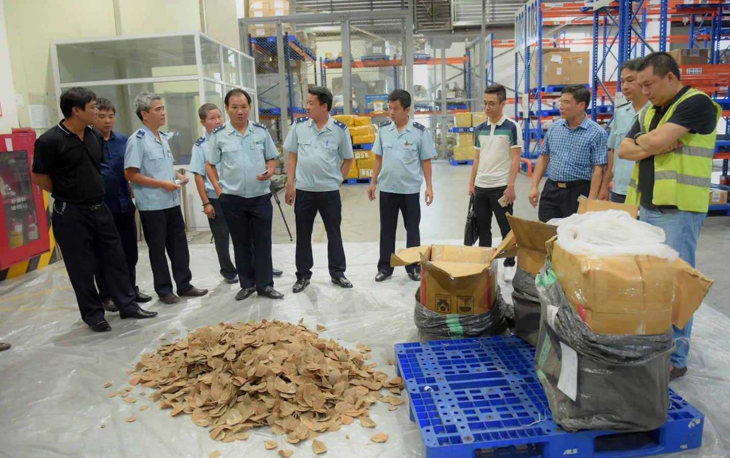 Hanoi lennujaamas leiti pagasikastist ligi tonn salakaupa.