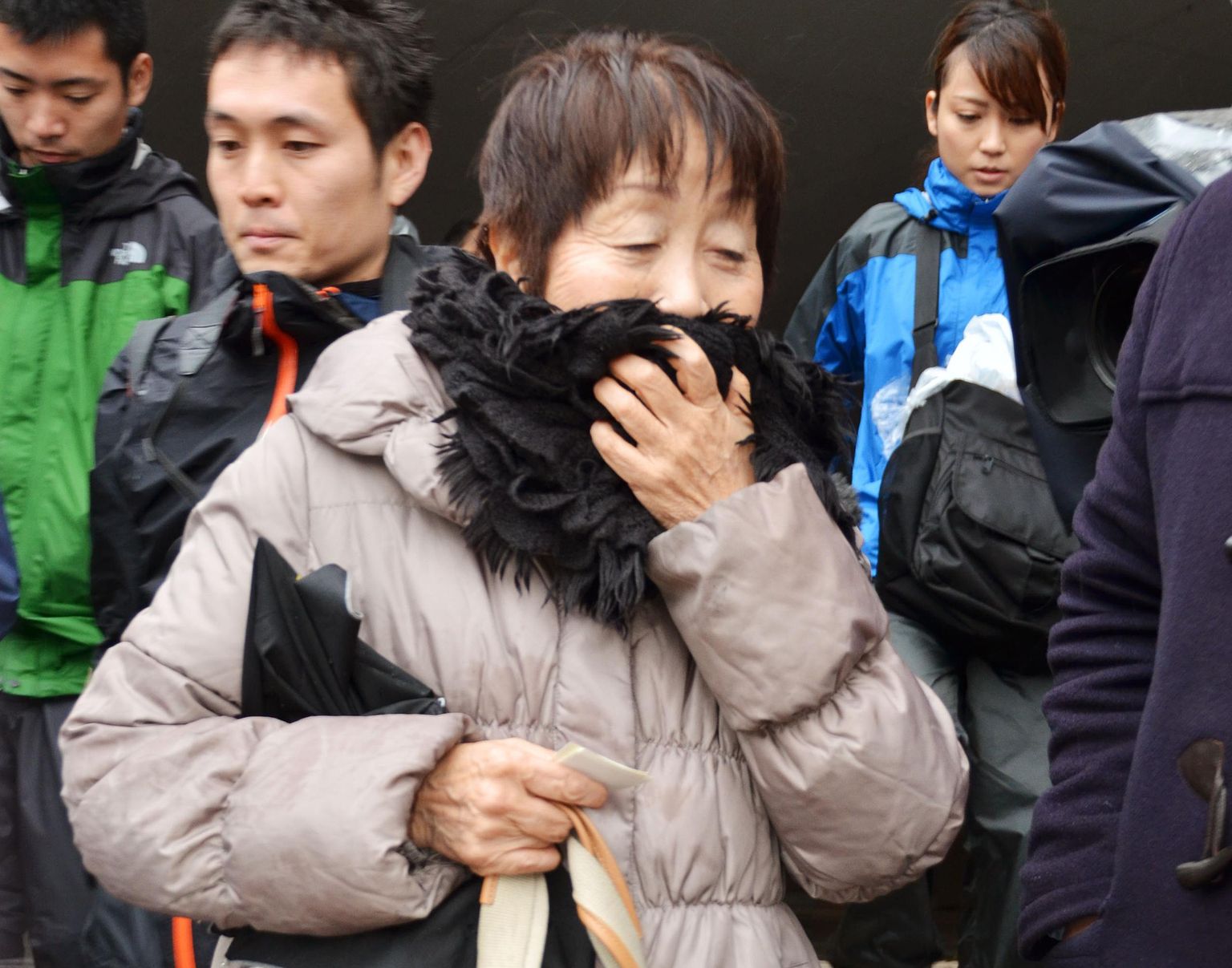 Jaapani ajakirjanikud küsitlemas Chisako Kakehit, kes hiljem anti kolme mehe mõrva ja ühe mehe mõrvakatse eest kohtu alla