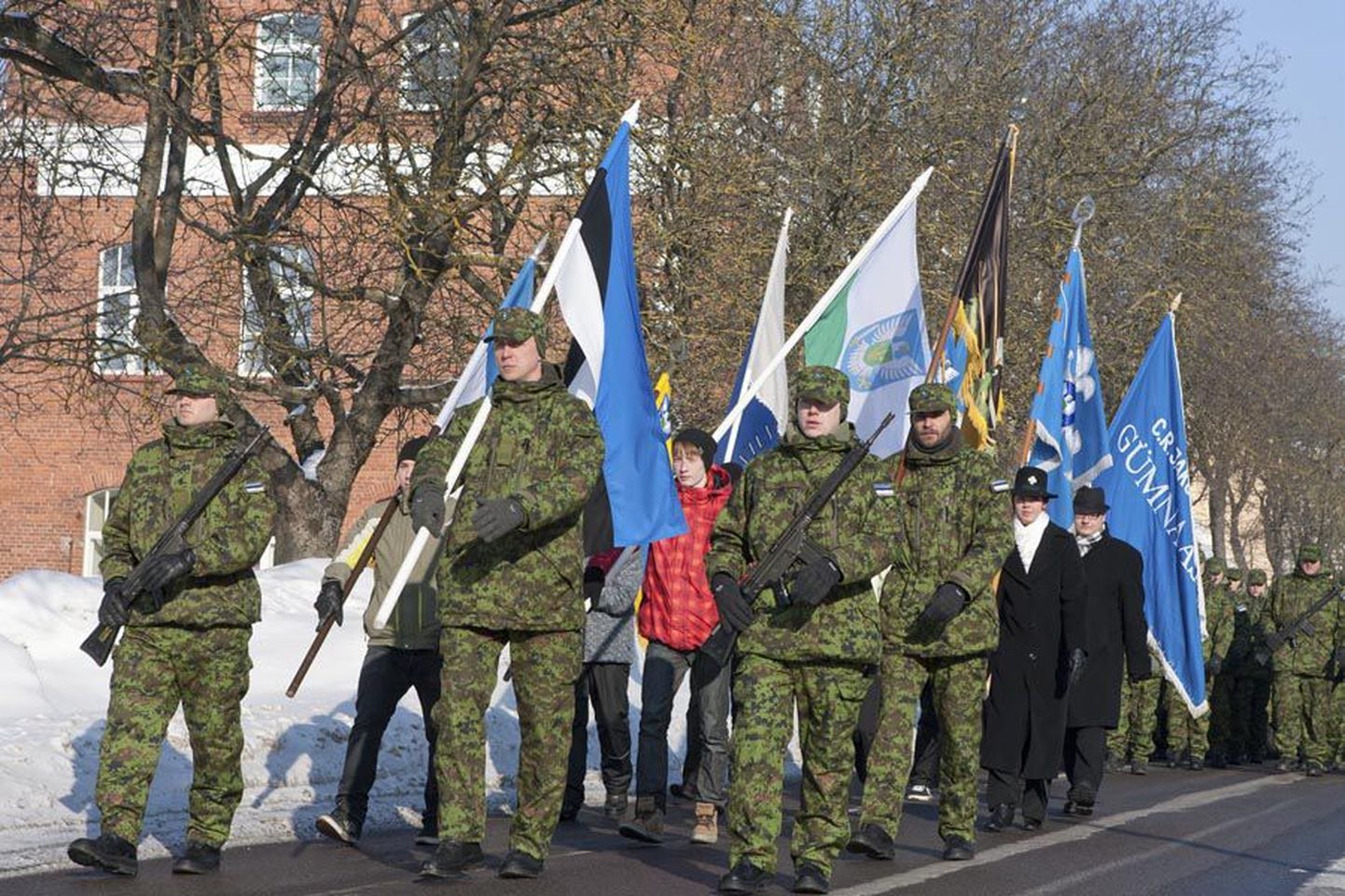 Üks osa Eesti Vabariigi aastapäeva tähistamisest on olnud rongkäik läbi linna. Pilt pärineb 2011. aastast.