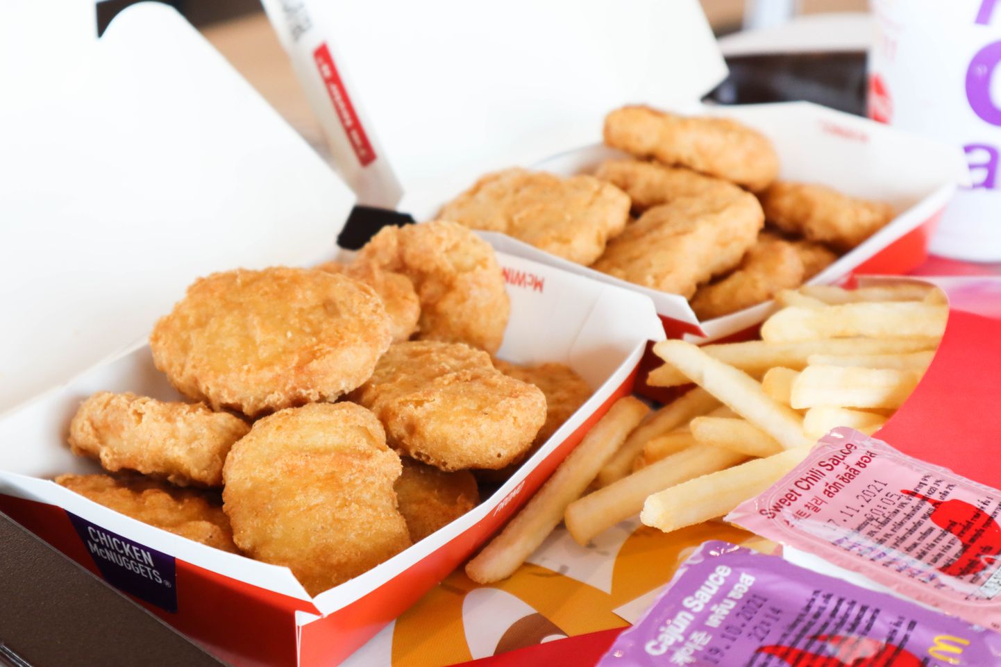 Куриные наггетсы и картофель фри из ресторана быстрого питания McDonald's. Снимок иллюстративный.