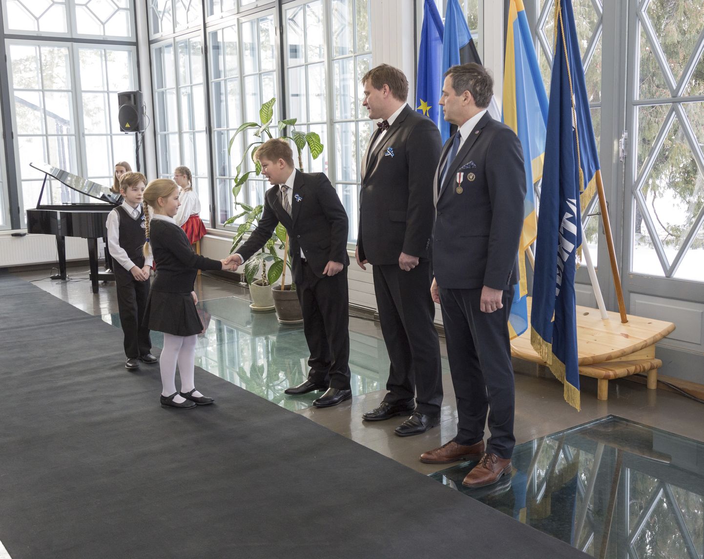 Heimtali põhikoolis korraldatud vastuvõtul kätlesid Oma Riigi president Rait Ritson, koolidirektor Eero Metsvahi ja vallavanem Alar Karu ligi 170 külalist.