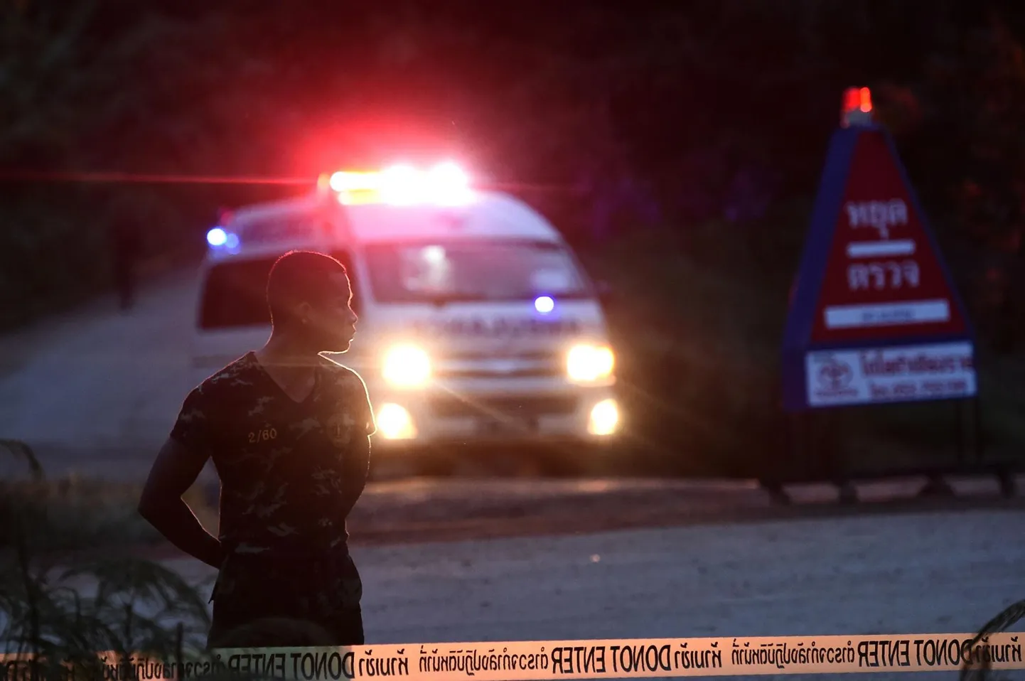 Kiirabi lahkumas sündmuskohalt, kus toimus 12 poisi ja nende treeneri päästeoperatsioon.