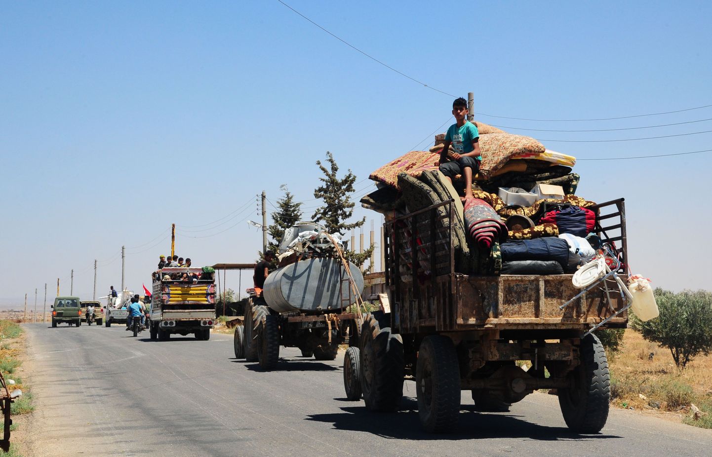 Süüria mässulised ja nende pered lahkumas Daraa provintsist.