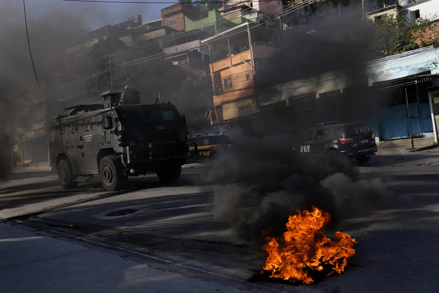 Kaader politseioperatsioonist Complexo do Alemao favelas.