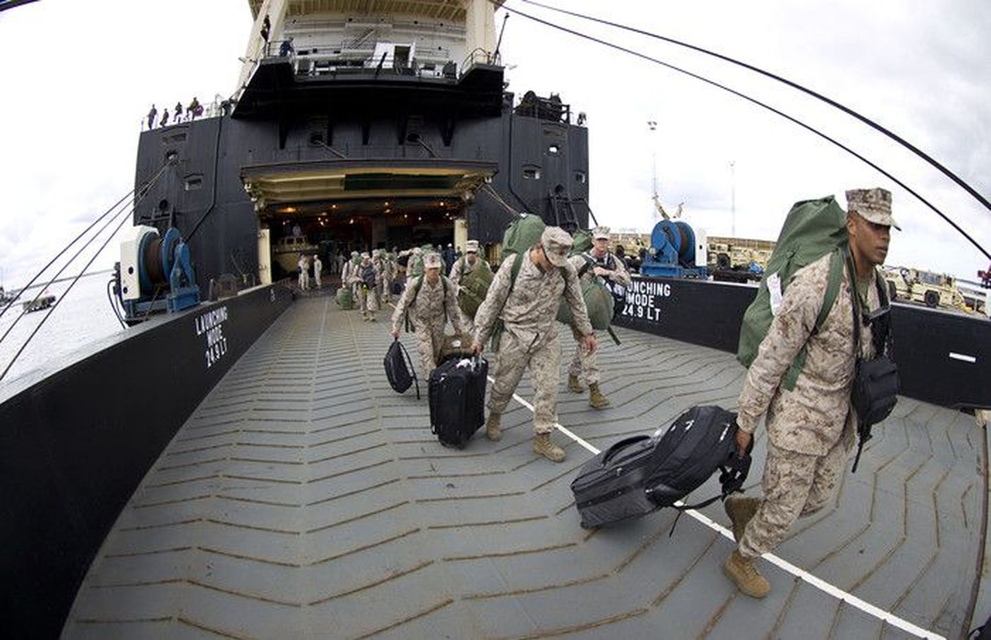USA mereväe transpordilaevaga Bobo saabusid lisaks tehnikale ja varustusele merejalaväe üksused.