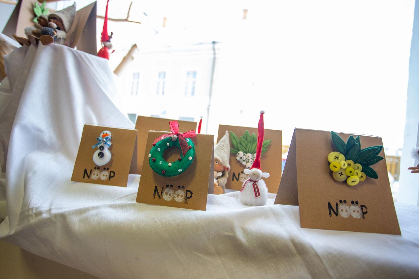 Gerli Kermi rinnaehetes-jõulukaartides lähevad pärlid-nööbid uuele eluringile.