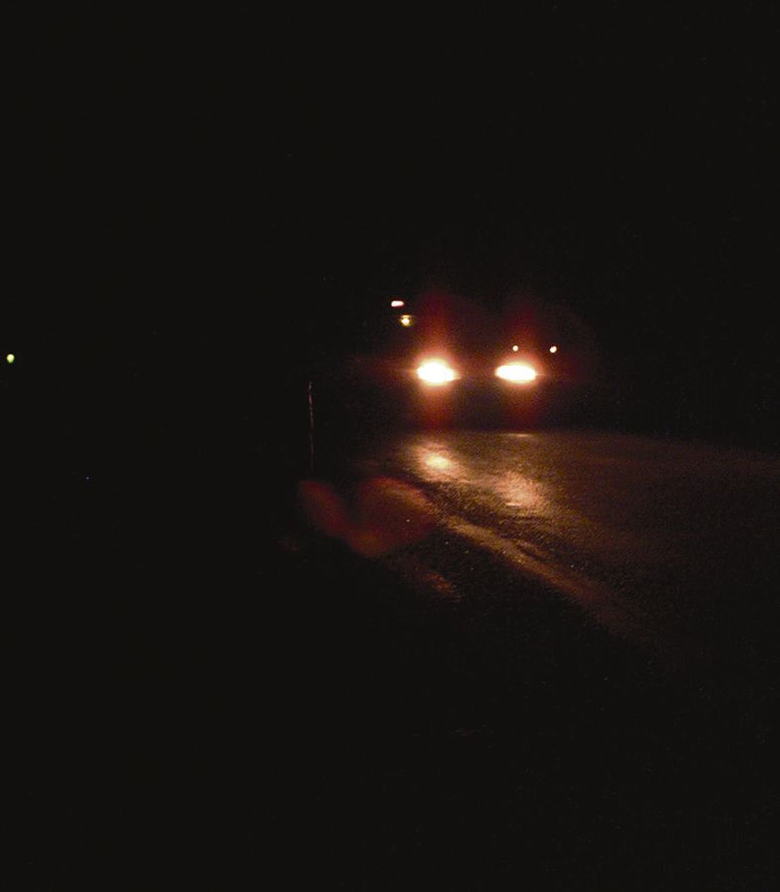 Auto pimedas liikluses.