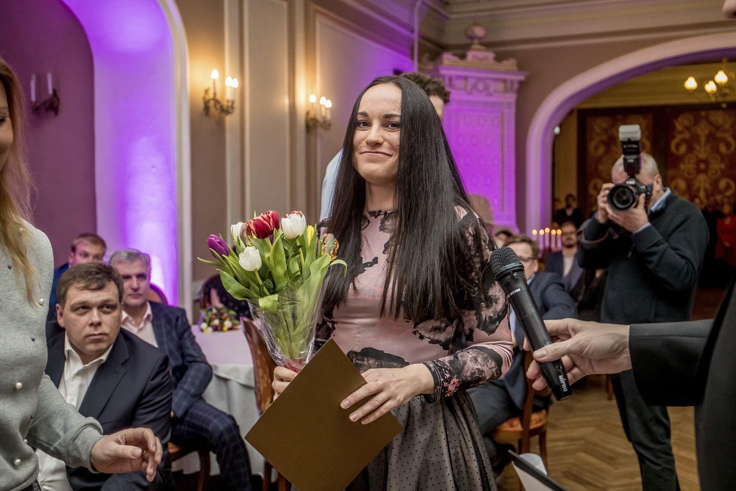 Sakala reporter Katariina Krjutškova võttis preemia vastu reedel Tallinnas Õpetajate majas peetud pressipeol.