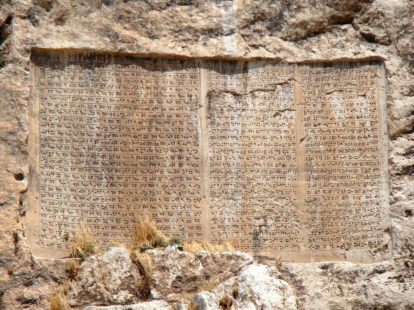 VANIM: Kõige varasem teadaolev kirjalik tekst on tehtud kiilkirjas. Kiilkiri oli kasutusel Mesopotaamias, selle moodustasid mõistemärgid, mis vajutati kirjutuspulgaga pehmesse savisse. See kiilkirja näide on Pärsia valitseja Xerxes I (elas u 519–465 eKr) kuninglik kiri, mis on kirjutatud vana-pärsia, elami ja babüloonia (akadi keele dialekt) keeles.