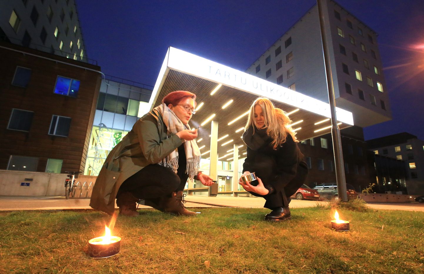 EAÜS 30. sünnipäeva sündmuste korraldajad Kadri Ann Prass (vasakul) ja Liisa Marie Kerner süütasid küünlad täna kell 16.15 Tartu Ülikooli Kliinikumi juures, näitamaks solidaarsust kõigile töölolevatele kolleegidele ja teistele kriisist puudutatutele.