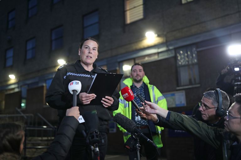 Essexi politsei peakonstaabli asetäitja Pippa Mills andis reede õhtul pressiteate, kus kinnitas, et surmaveokiga seoses on vahi all neli isikut.