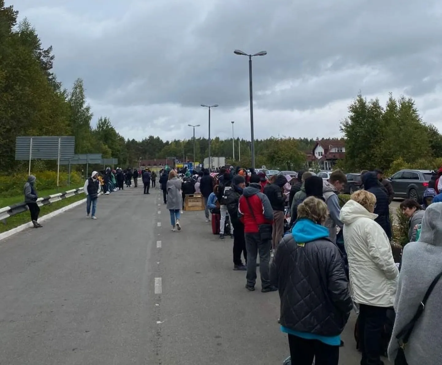 Ukraina sõjapõgenikud ootavad Petseri lähistel asuva Kunitšina Gora piiripunktis pääsu Eestisse.