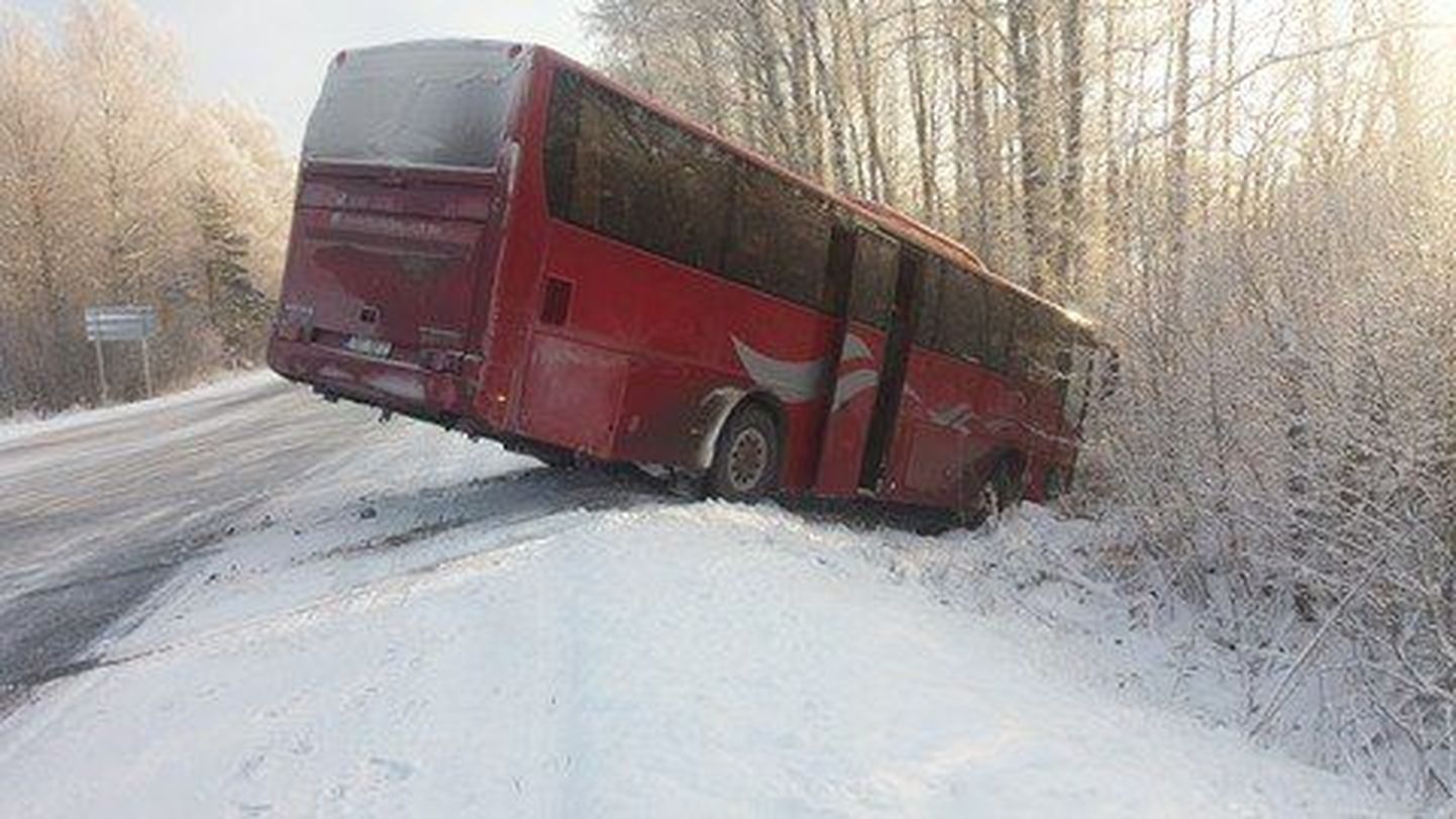 Reisijaid vedanud buss sõitis teelt välja