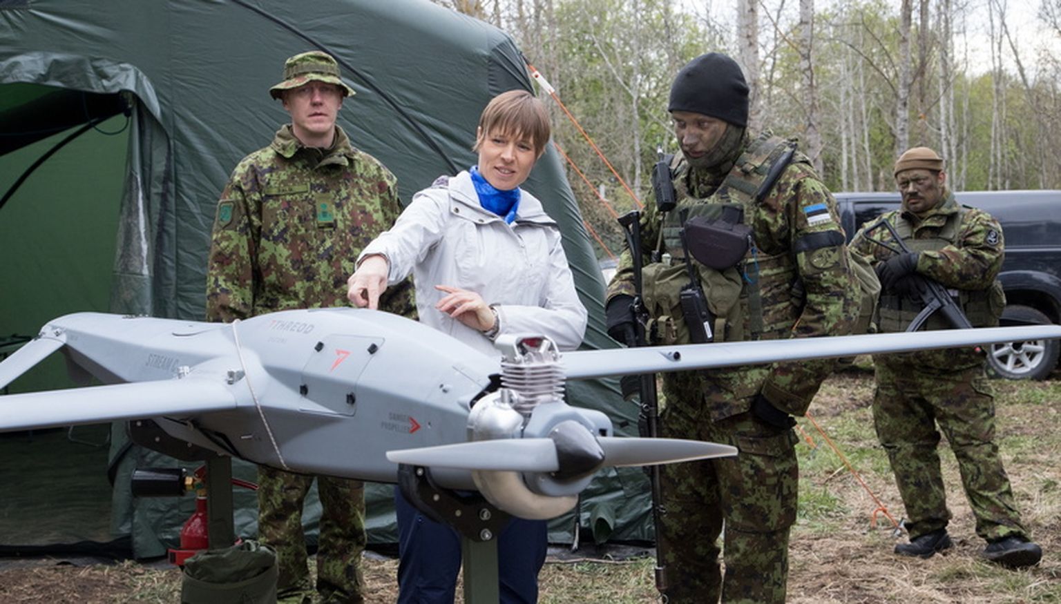 President Kersti Kaljulaid külastas erinevaid allüksusi, et tutvuda sealsete inimeste ja tehnikaga.