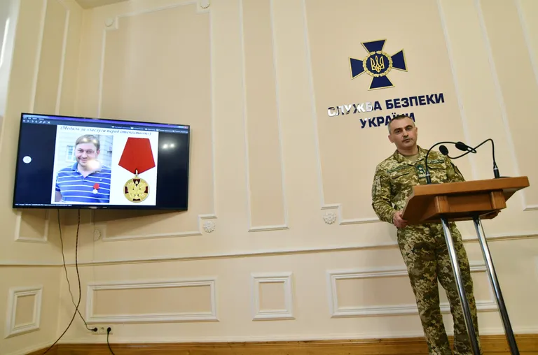 Viktor Kononenko selgitusi jagamas.