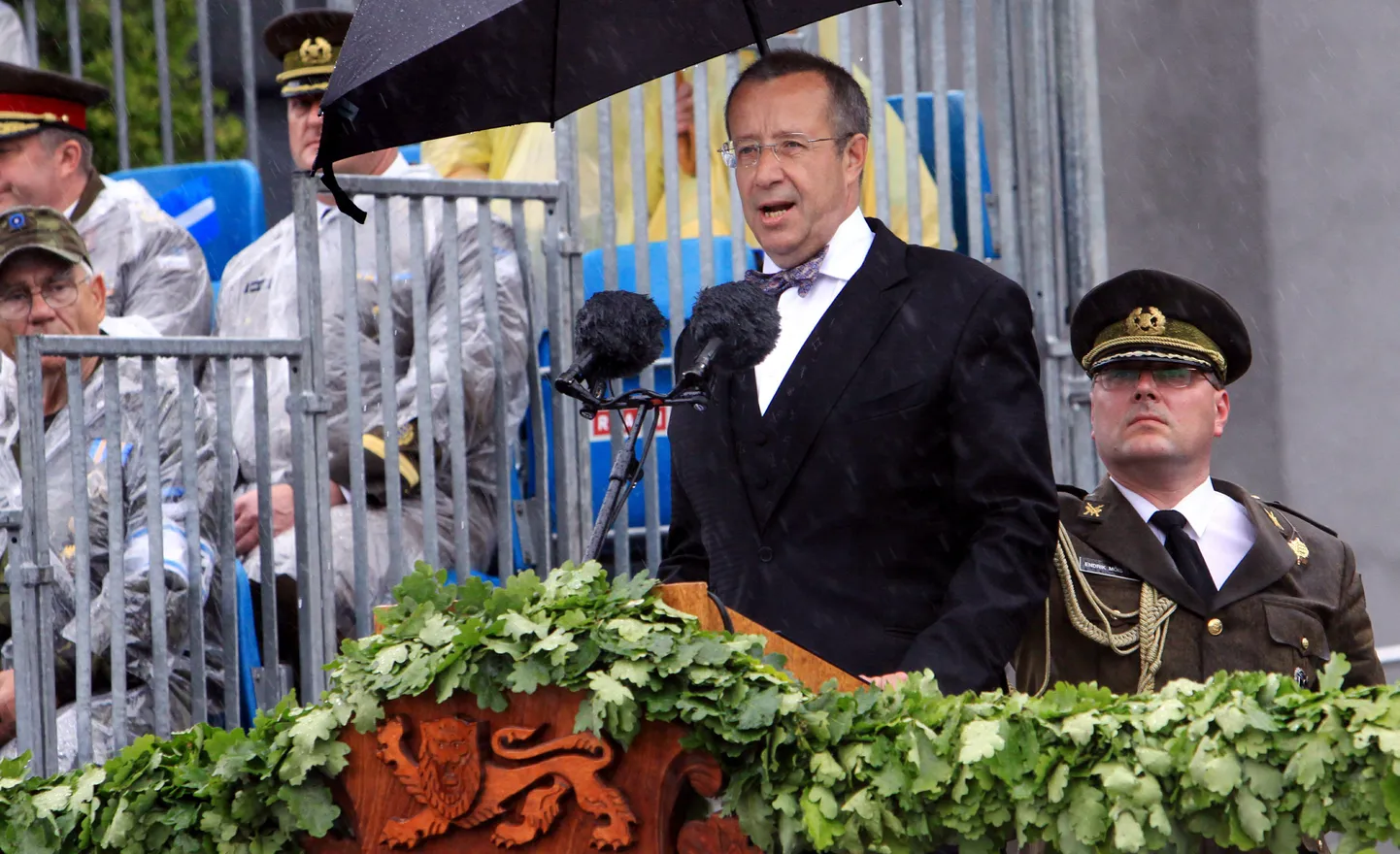President Toomas Hendrik Ilves Pärnus Võidupüha paraadil kõnet pidamas.