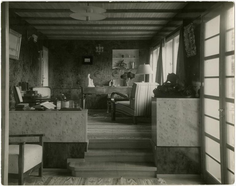 Van Jungide suvila tuba eri tasapinnal: kirjutuslaud ja tugitoolid taamal on kolm astet kõrgemal. FOTO: Eesti Arhitektuurimuuseum