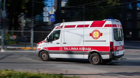 Järvamaal sõitis mees autoga teelt välja