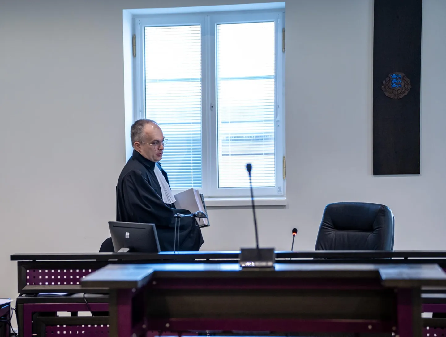 Kohtunik Tambet Grauberg hindas, et prokuratuuri süüdistusakt on võrreldes esimese eelistungiga paremaks muutunud. Siiski nentis ta, et pole kohtu asi õpetada, kuidas peaks nägema välja süüdistusakt, mis viib tulemuseni.