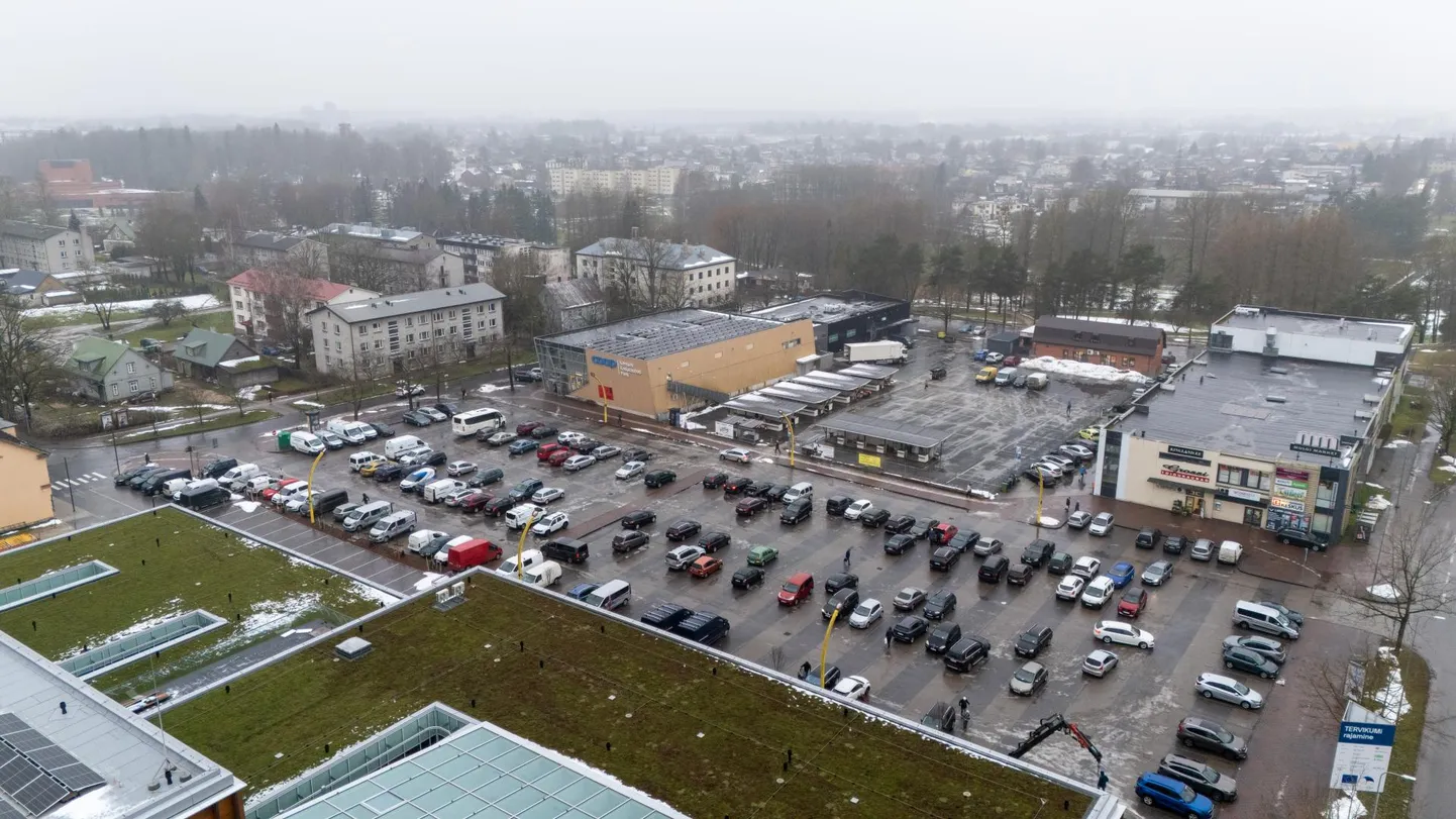Viljandi turu parklas on jaanuarist alates kehtinud kord, mis lubab seal parkimiskella kasutades parkida kaks tundi. Seejärel peab autoga mujale sõitma, mis Viljandi haigla ehitajatel võimalik pole.
