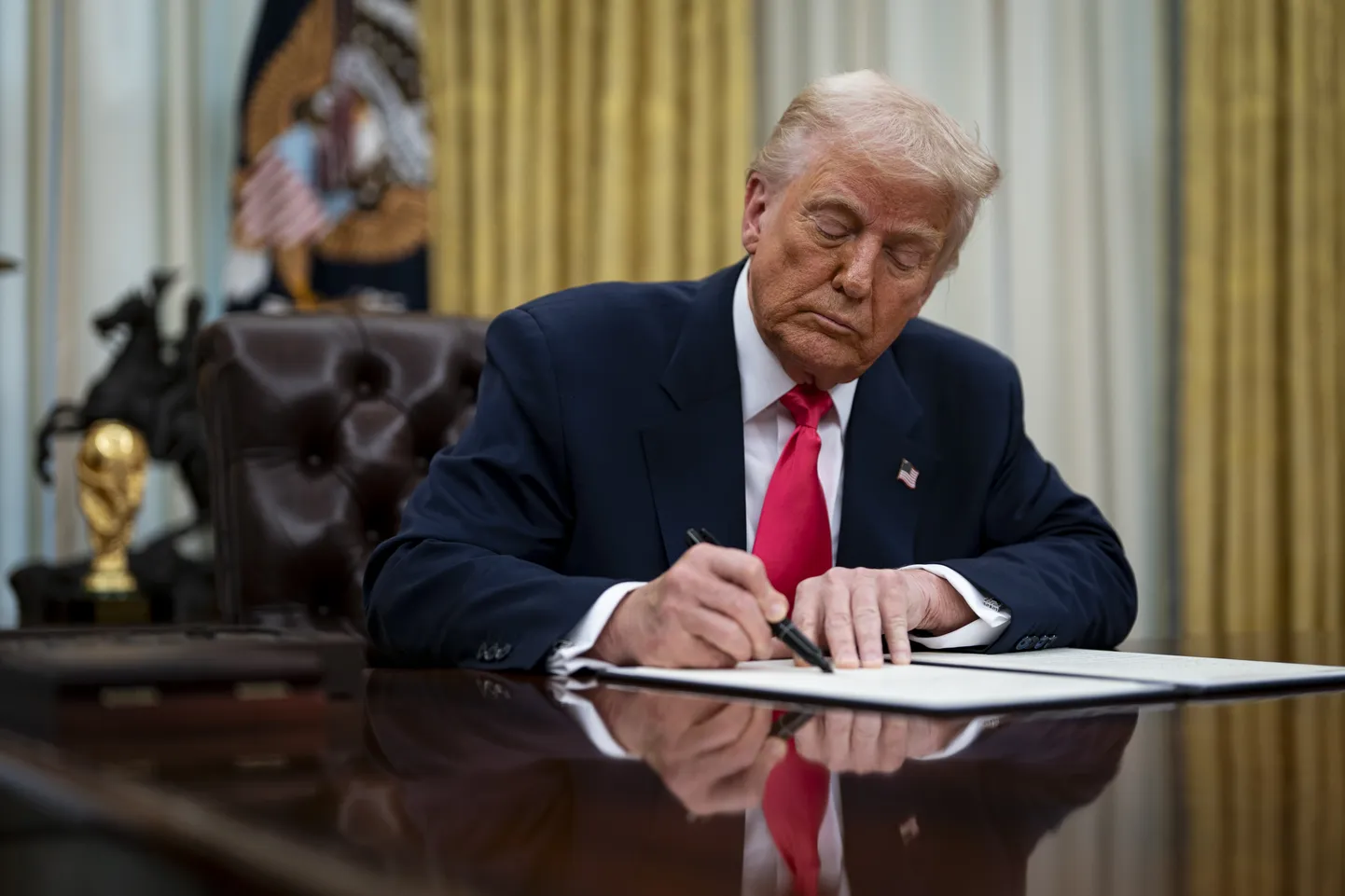 Fotol on president Trump 6. märtsil 2025 ovaalkabinetis allkirjastamas dokumenti, mis peatab 2. märtsil jõustatud tollimaksud Kanadale ja Mehhikole.