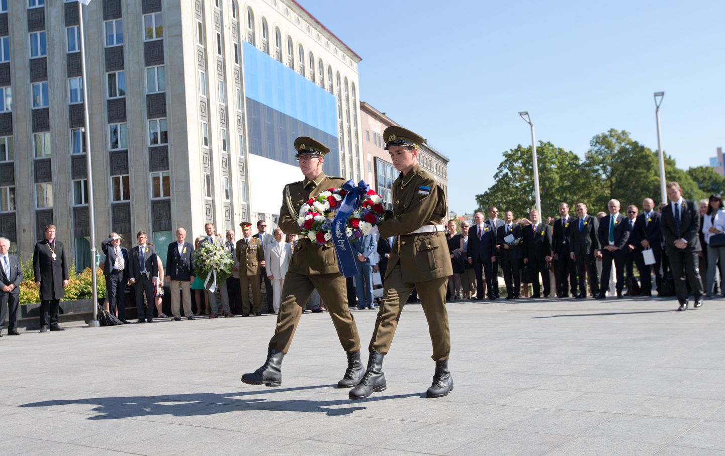 Täna tähistatakse esimest korda Eestis üle-Euroopalist Molotovi-Ribbentropi pakti (MRP) sõlmimise aastapäeva totalitarismiohvrite mälestustseremooniaga Vabadussõja võidusamba juures.