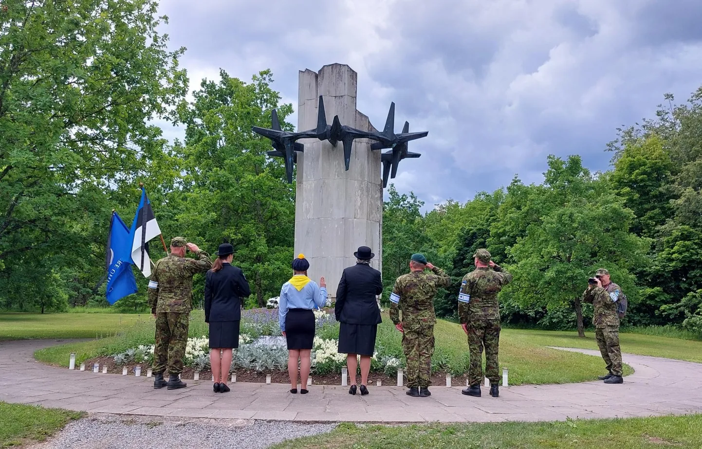 Juuniküüditamise ohvrite mälestamine Rakvere tammikus "Okaskrooni" juures.