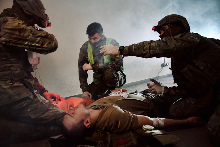 Бойцы полка «Азов» на тренировке по тактической медицине на базе в Мариуполе. В кадре идет отработка оказания помощи тяжело раненному в условиях, максимально приближенных к реальным. 