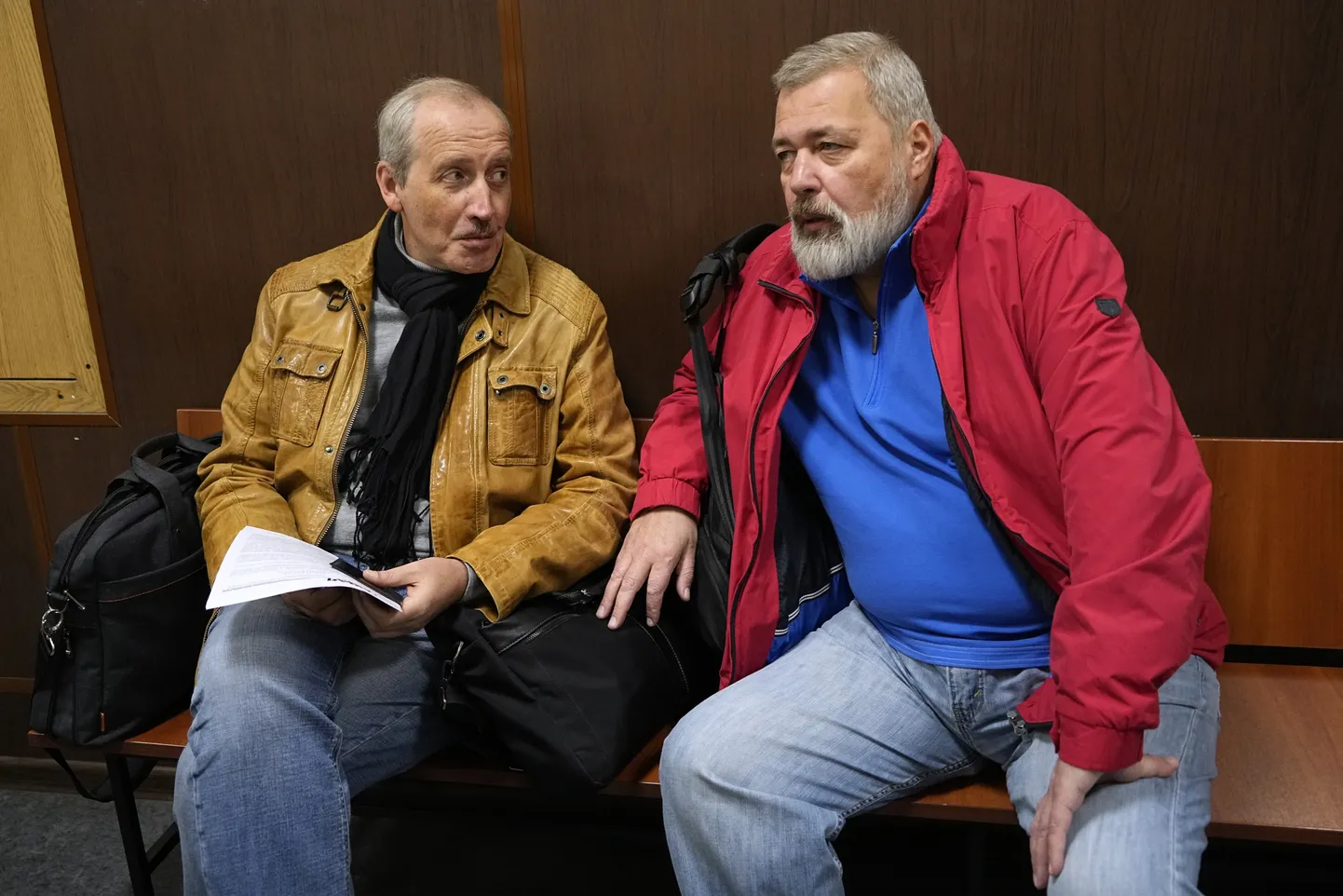 Novaja Gazeta peatoimetaja Sergei Sokolov (vasakul) ja  nobelistist Novaja Gazeta endine peatoimetaja Dmitri Muratov (paremal) 2022. aastal.
