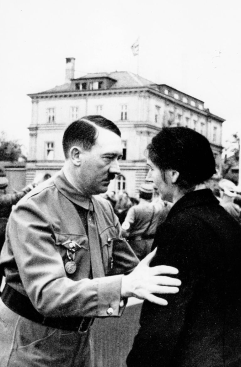 Adolf Hitler oma toetajaga vestlemas