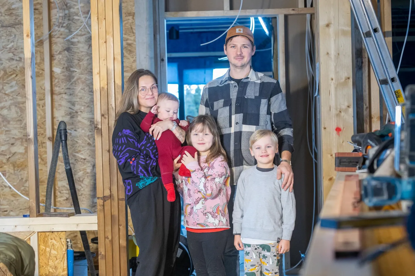 Anne ja Pärtel Soosalu koos kaheksaaastase Vaike Säde, kuuese Raimondi ning pooleaastase Richardiga oma tulevases kodus Undla külas.