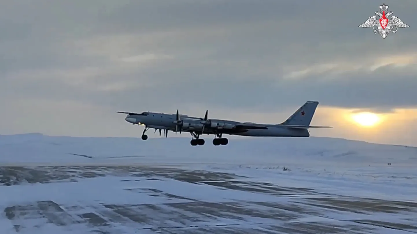 Бомбардировщик Ту-95 на фото, опубликованном Минобороны России в феврале. На снимке самолет предположительно выполняет тренировочный полет в неустановленном месте.
