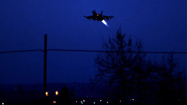 Iznīcinātājs F16 paceļas no ASV karabāzes Aviano (itālijā), 20.marts