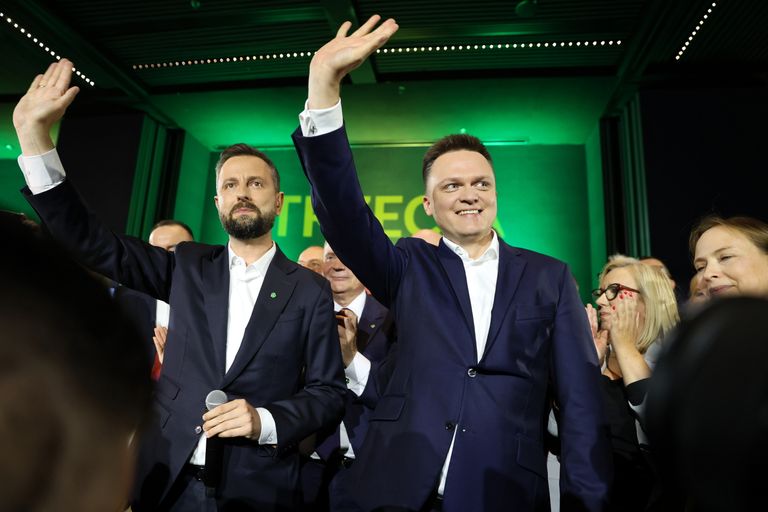 Лидер оппозиционной Польской народной партии (PSL) Владислав Косиняк-Камыш (слева) и лидер центристской партии «Польша 2050» Шимон Головня - это и есть движение «Третий путь», готовое войти в «Гражданскую коалицию», 15 октября 2023. 