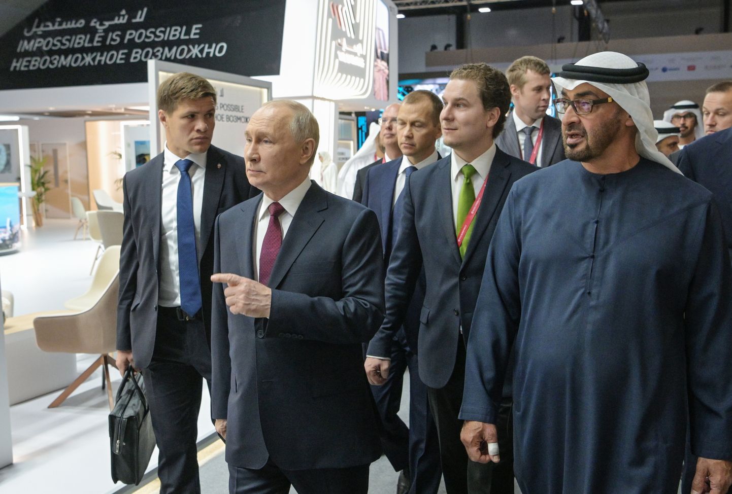 Venemaa president Vladimir Putin külastamas AÜE paviljoni Peterburi rahvusvahelisel majandusfoorumil.