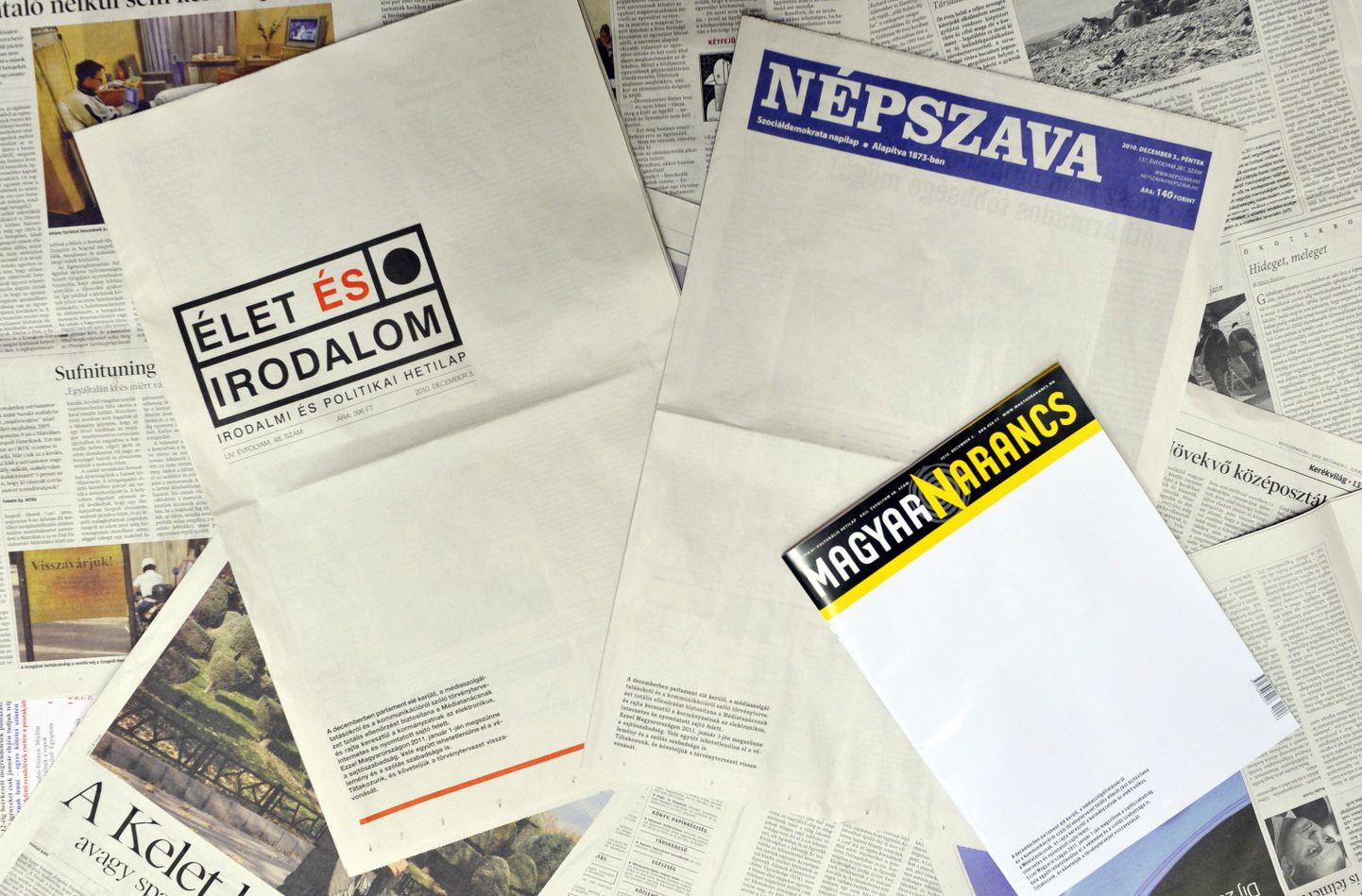 Ungari ajalehtede tühjad esiküljed.