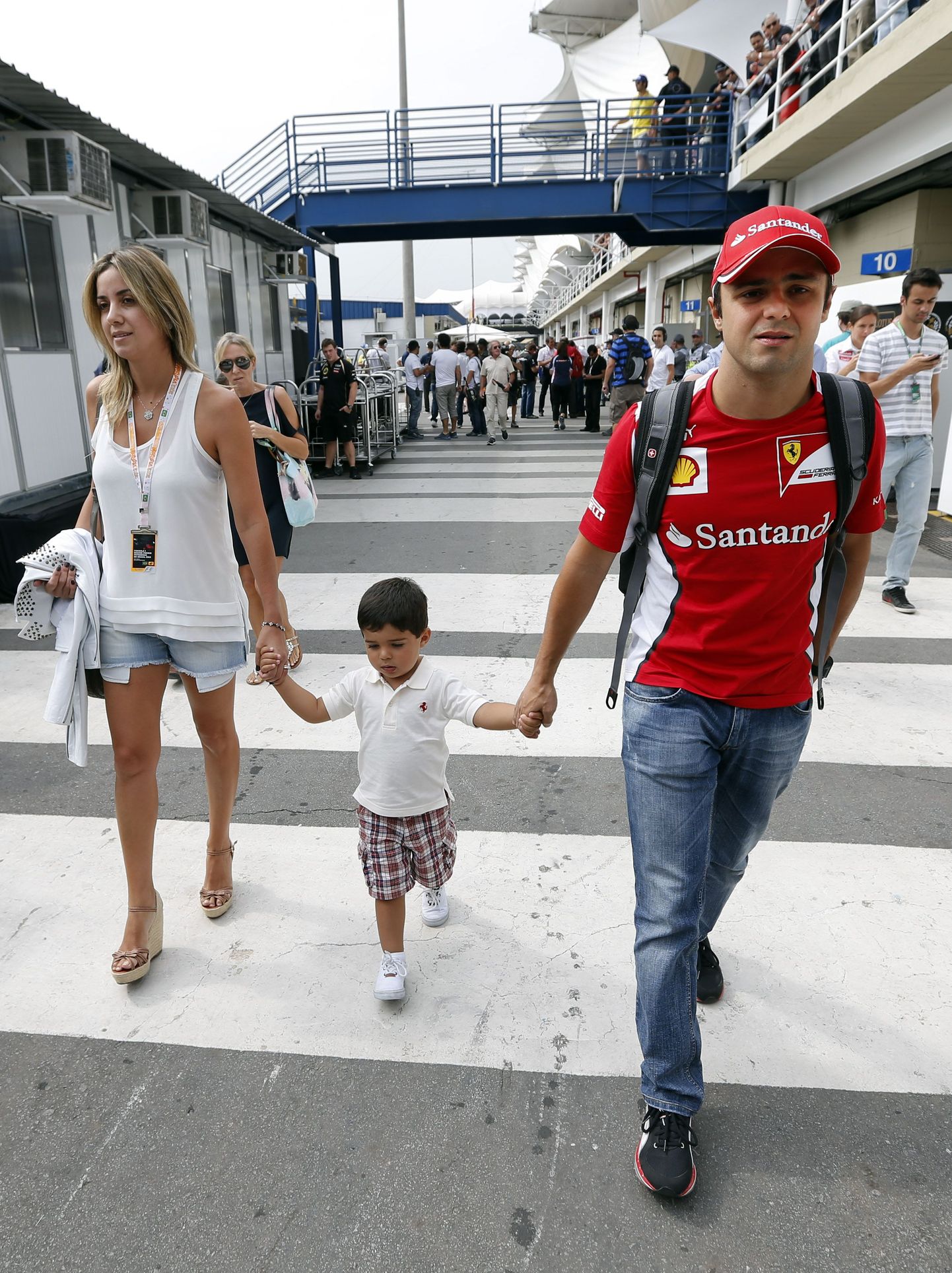 Felipe Massa koos abikaasa Rafaela ja pojaga.