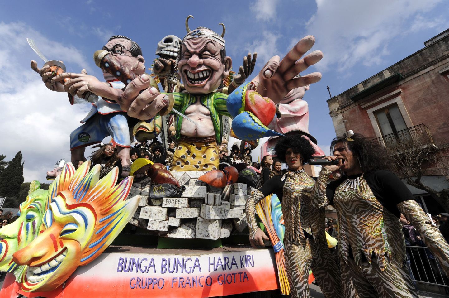 Eile Itaalias Bari lähistel peetud Putigniani karnevalil toodi välja ka taies nimega «Bunga Bunga harakiri».