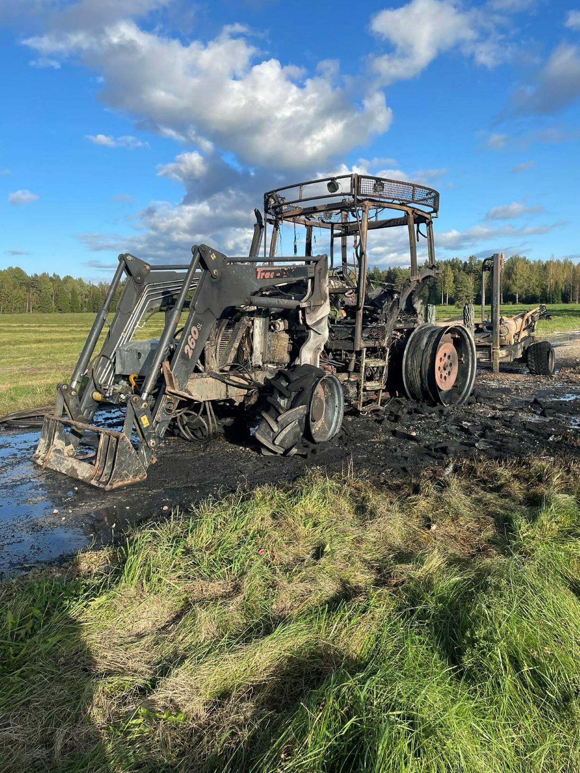 Kaansoos hävis tules tee ääres seisnud traktor.