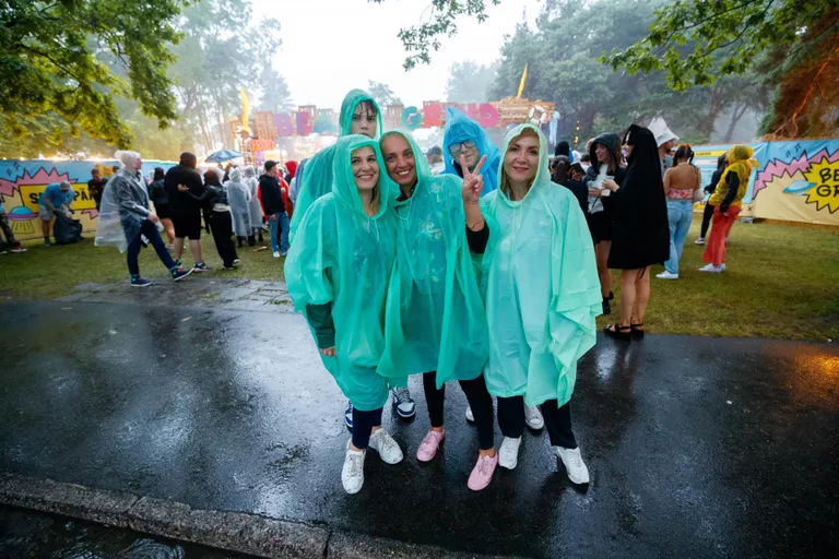 Vihmavarjuga ei pääse festivalialale, tasub varuda keepe. Pärnu Beach Grind 2022. aastal.